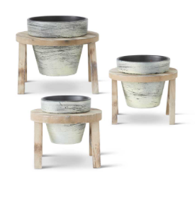PATINA BLACK FLOWER POT ON WHITEWASH WOOD 8.25"