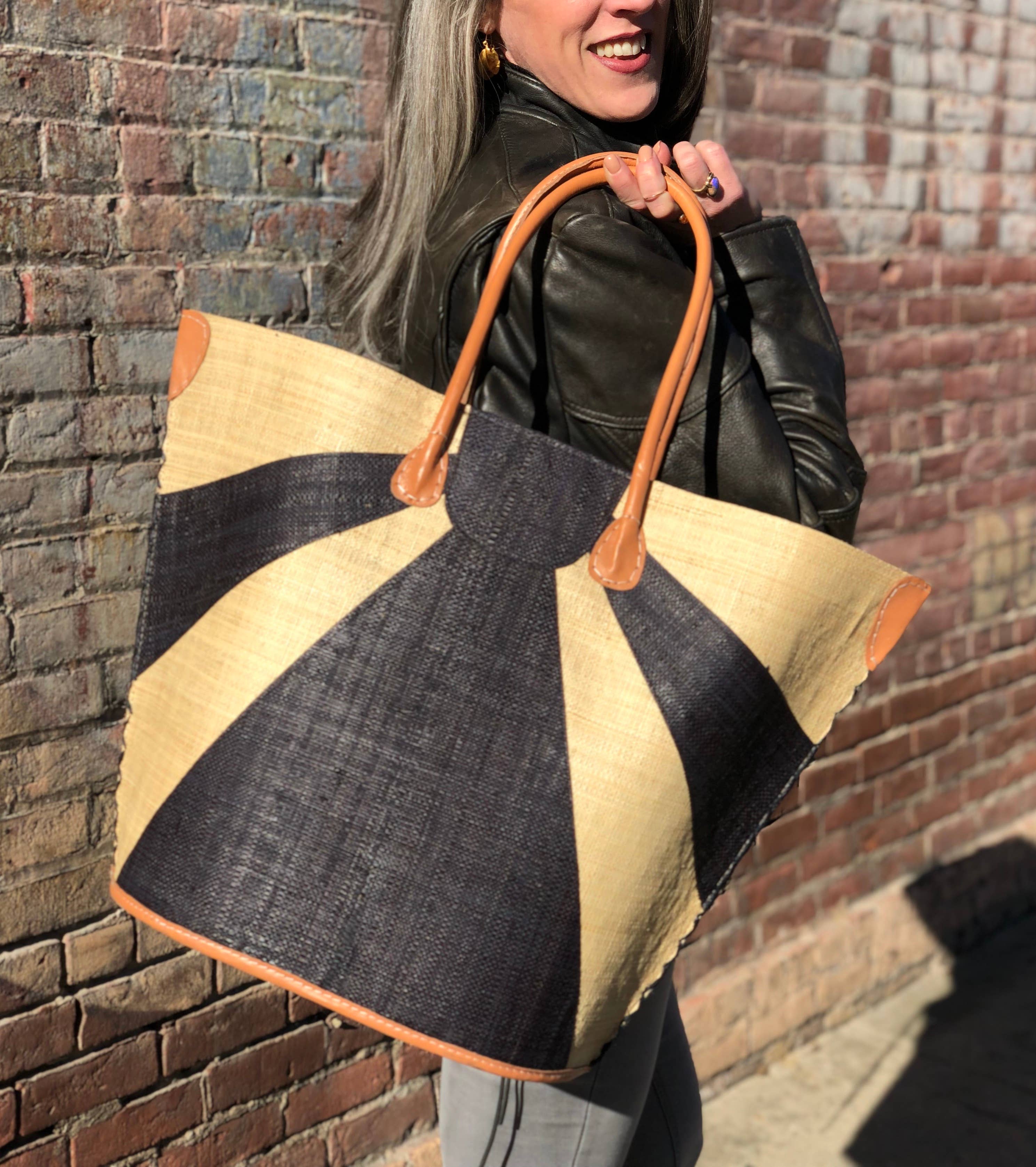 Sunburst Large Straw Tote Bag: Grey