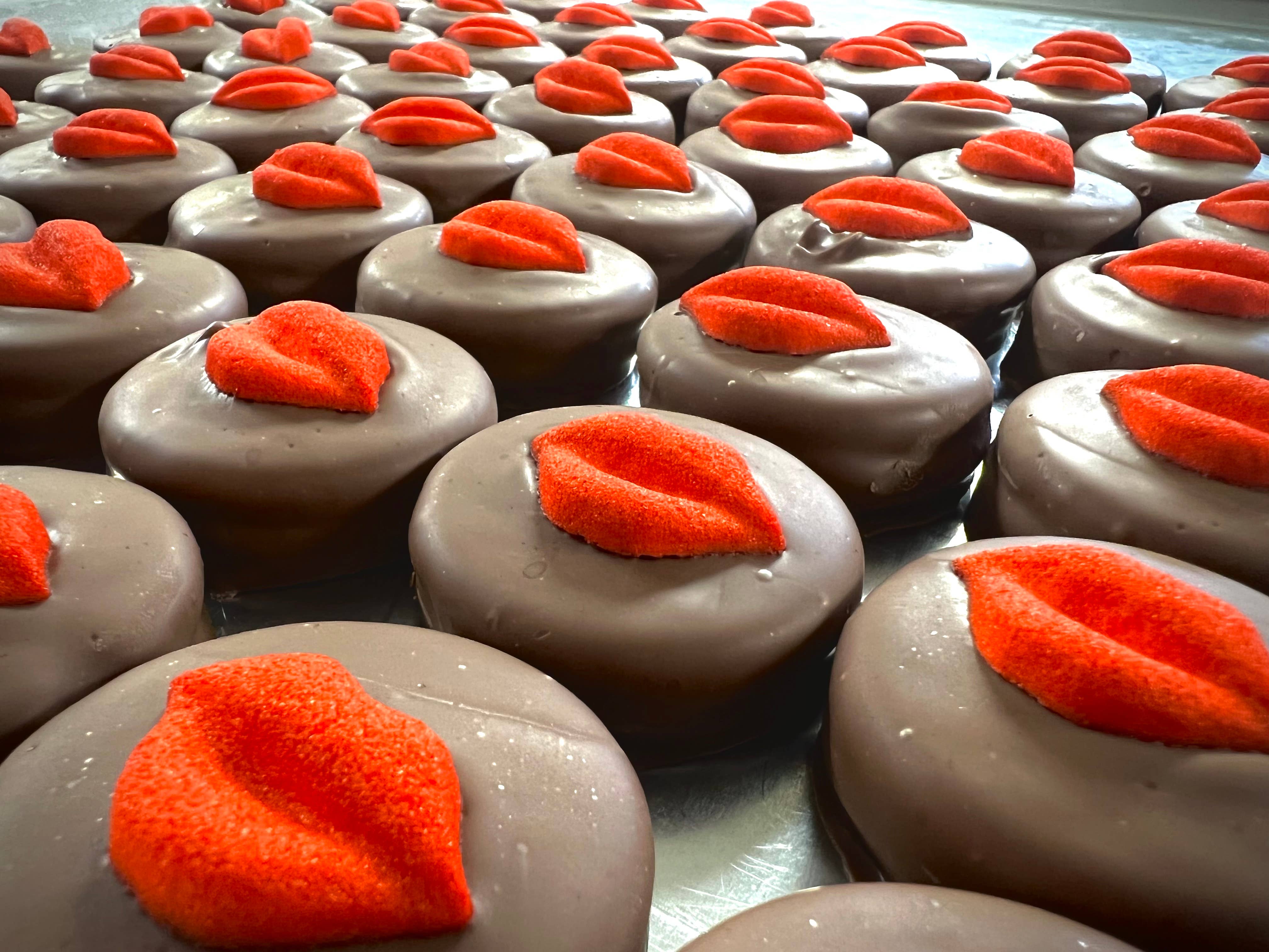 Valentine O’Oreo “Pucker Up Smooch😚Red Lips 👄 ”w/Milk  3pk