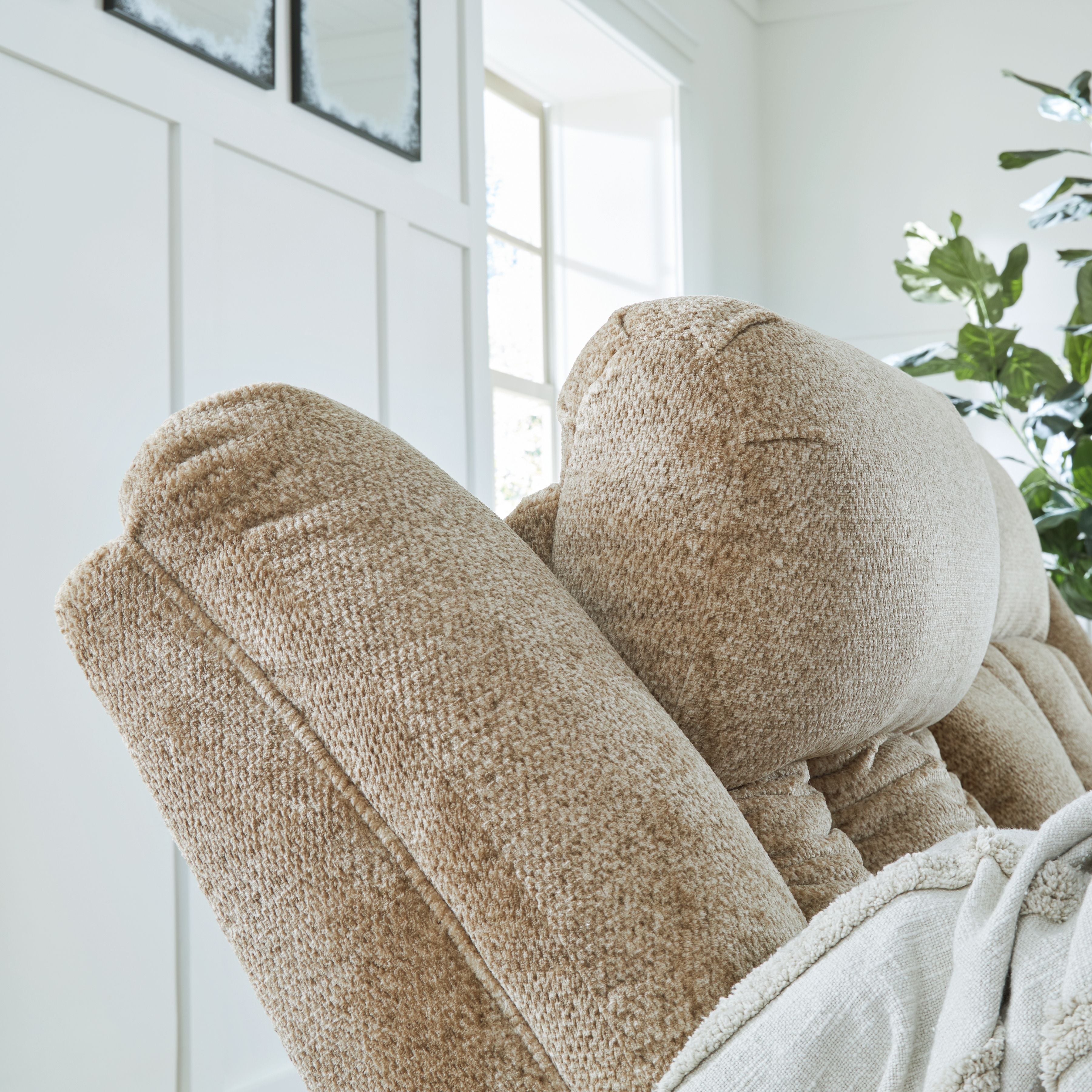 Tip-Off - Power Reclining Loveseat With Console / Adj Headrest