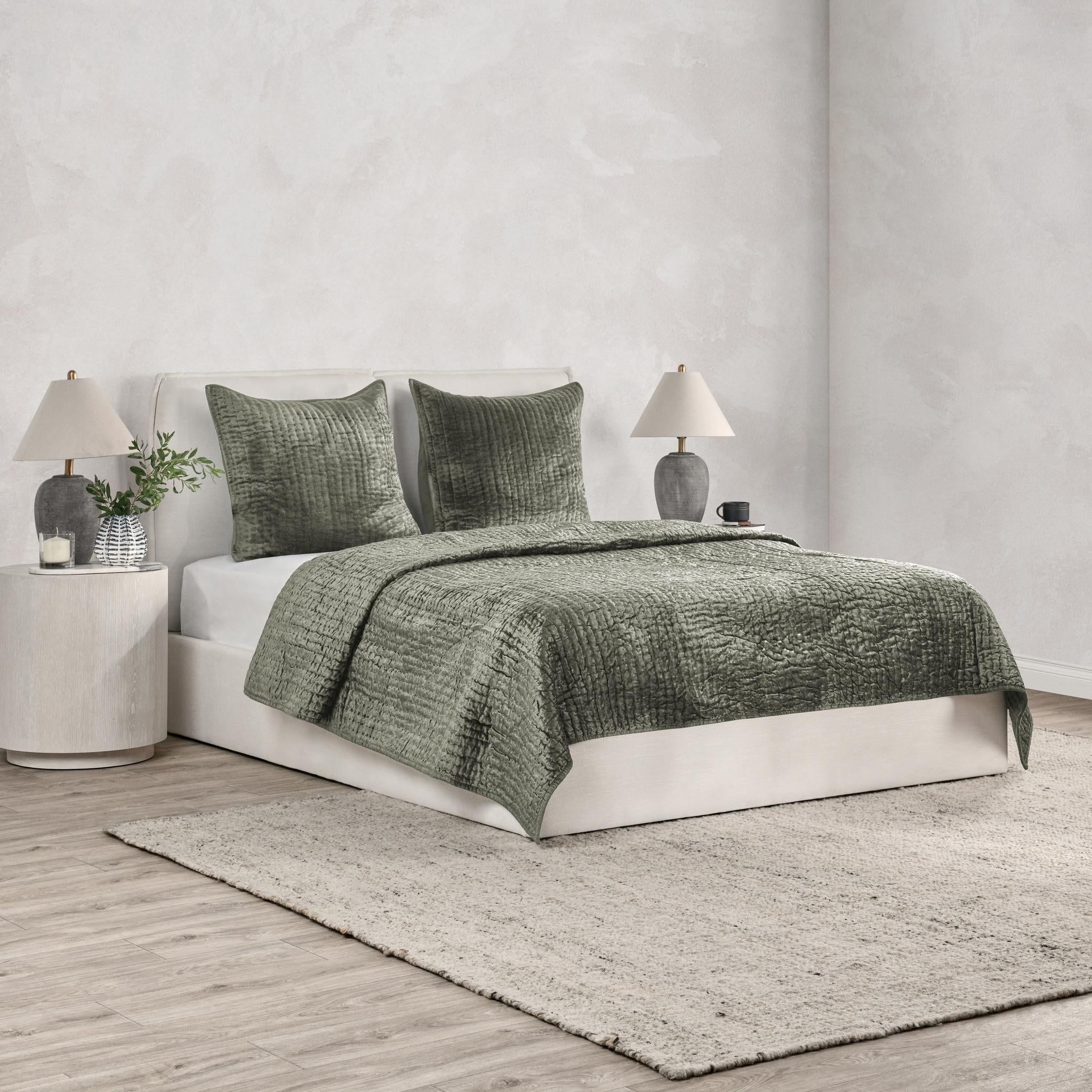 Bari - Velvet Quilt Set