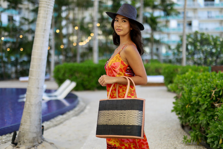 Wynwood Straw Tote Handbag with Metallic Detailing: Blue / Large
