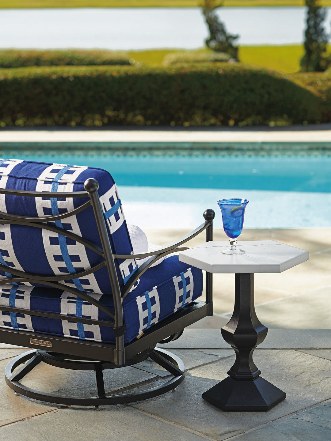 Pavlova - Swivel Lounge Chair