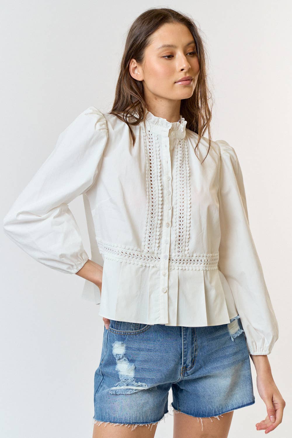ILT4190 RUFFLE NECK PUFF SLEEVE BUTTON DOWN BLOUSE TOP: OFF WHITE / 100% COTTON / M
