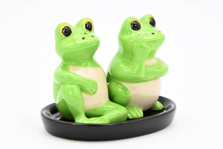SP919 SALT AND PEPPER SHAKER Frog and black ceramic tray