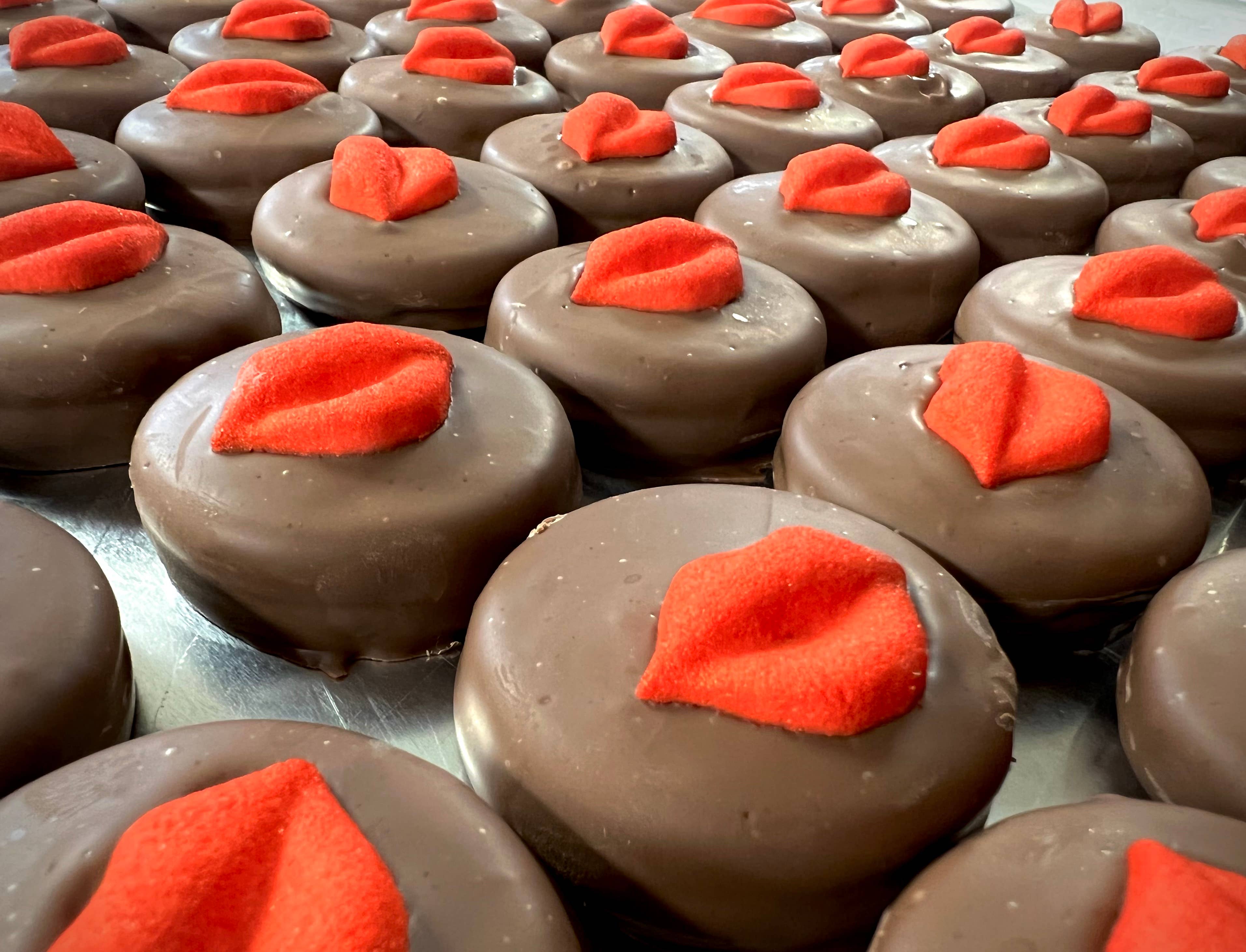 Valentine O’Oreo “Pucker Up Smooch😚Red Lips 👄 ”w/Milk  3pk