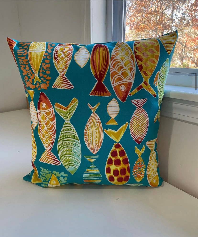 FISHY PARADISE PILLOW: 20"x20"