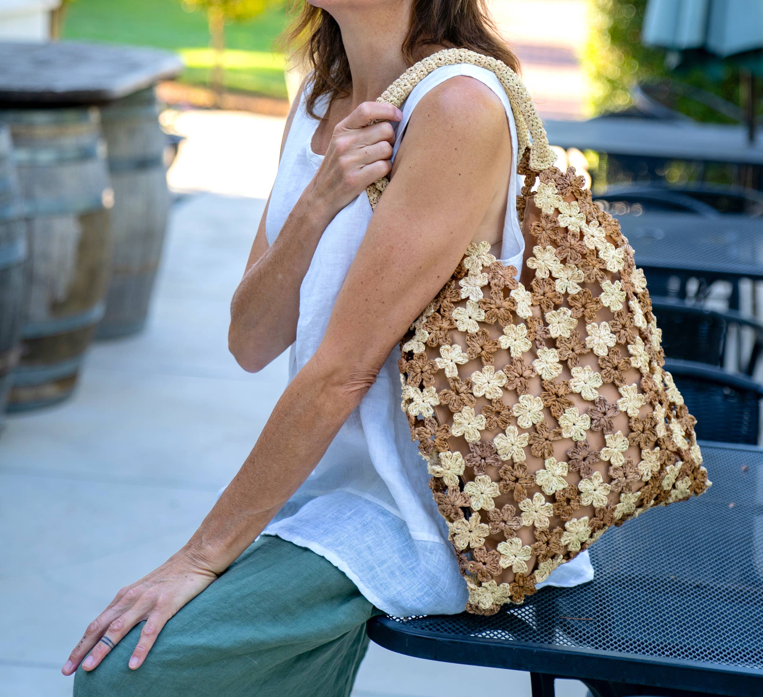 Amalie Two Tone Daisy Flower Crochet Straw Shoulder Bag: Cappuccino & Natural