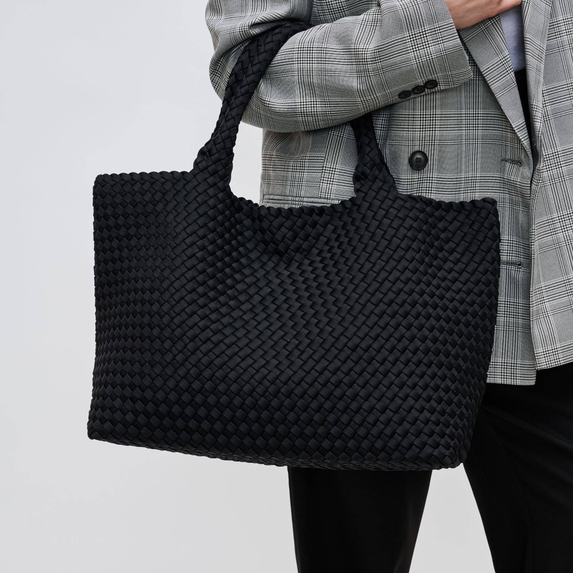 Sky's The Limit - Large Woven Neoprene Tote: Navy Nude