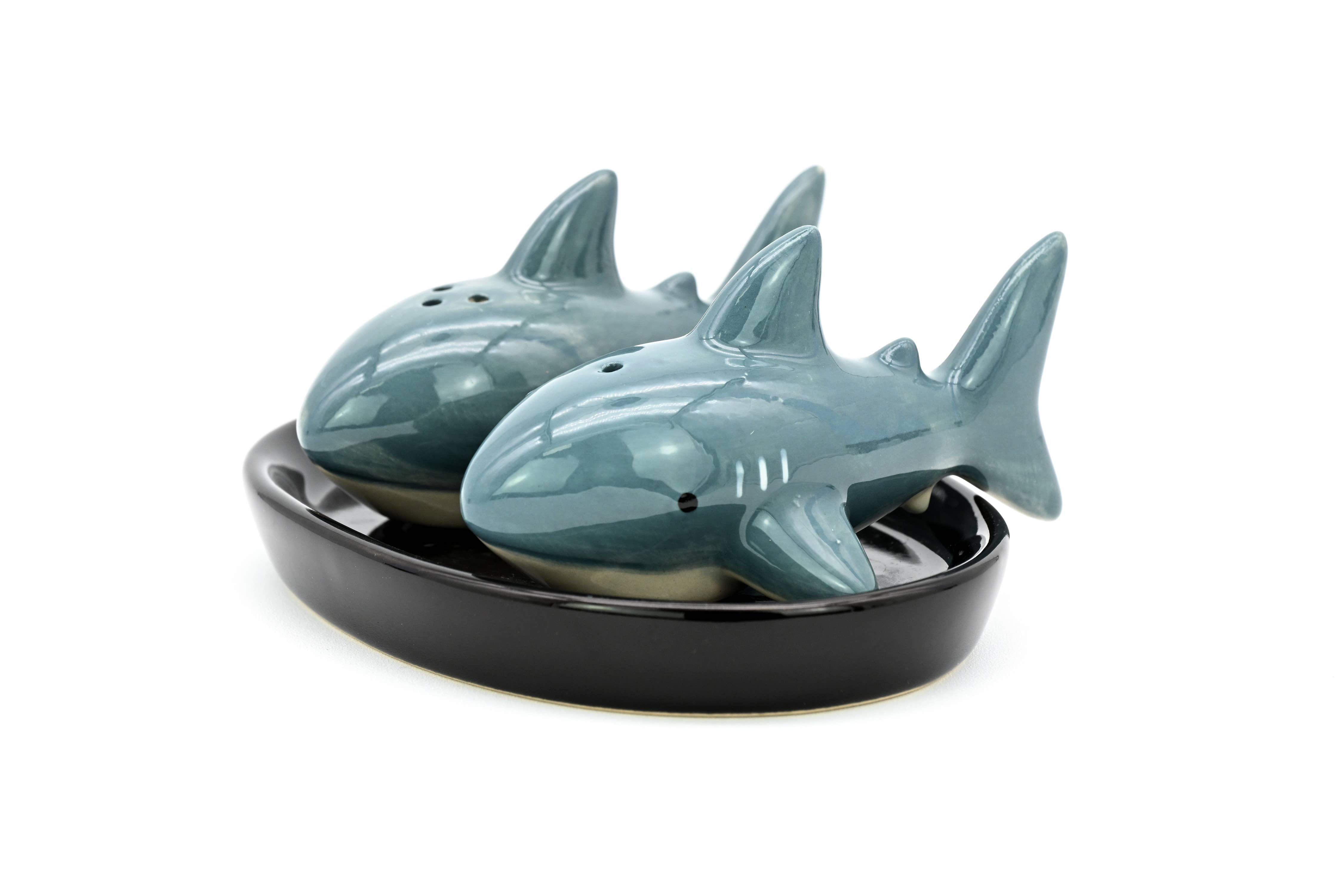 SP917 SALT AND PEPPER SHAKER Shark and black ceramic tray