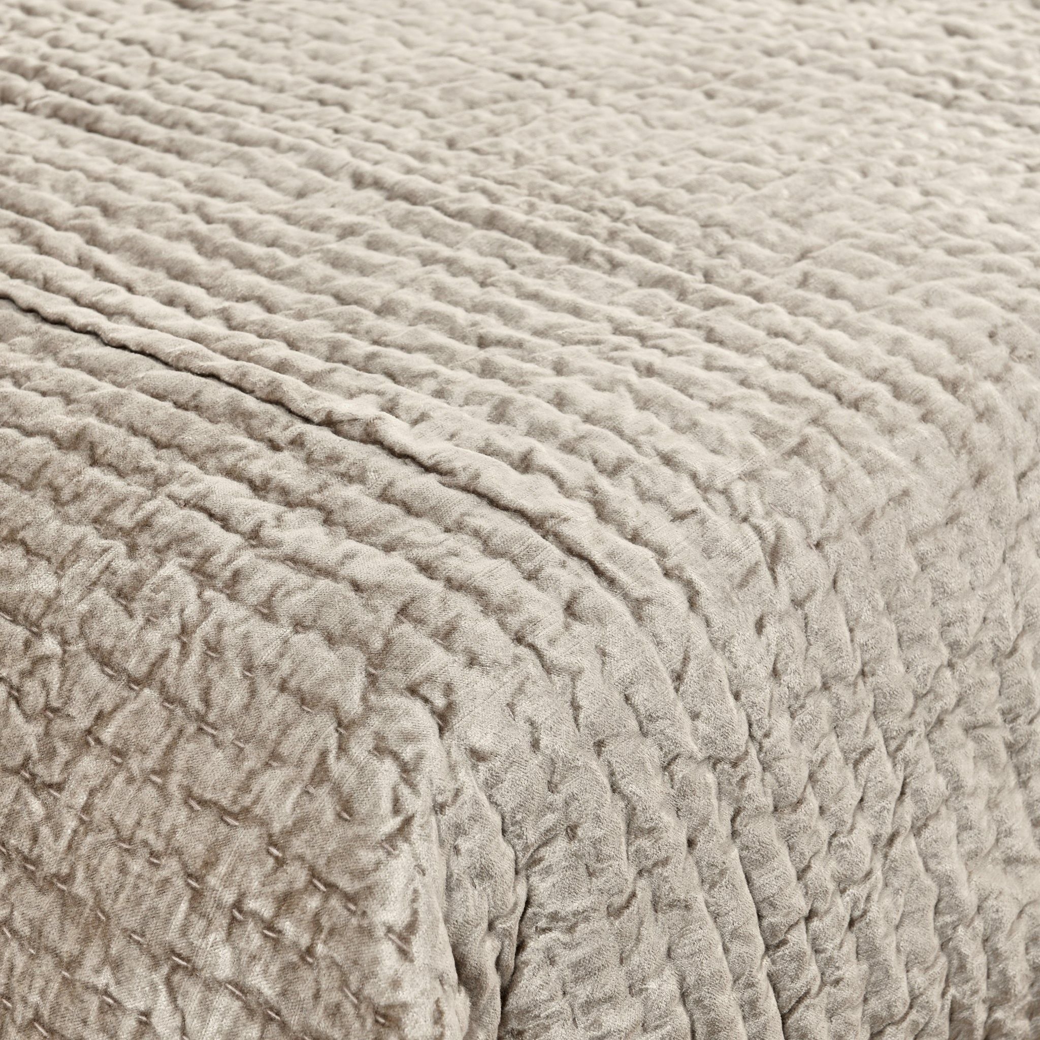 Bari - Velvet Quilt Set