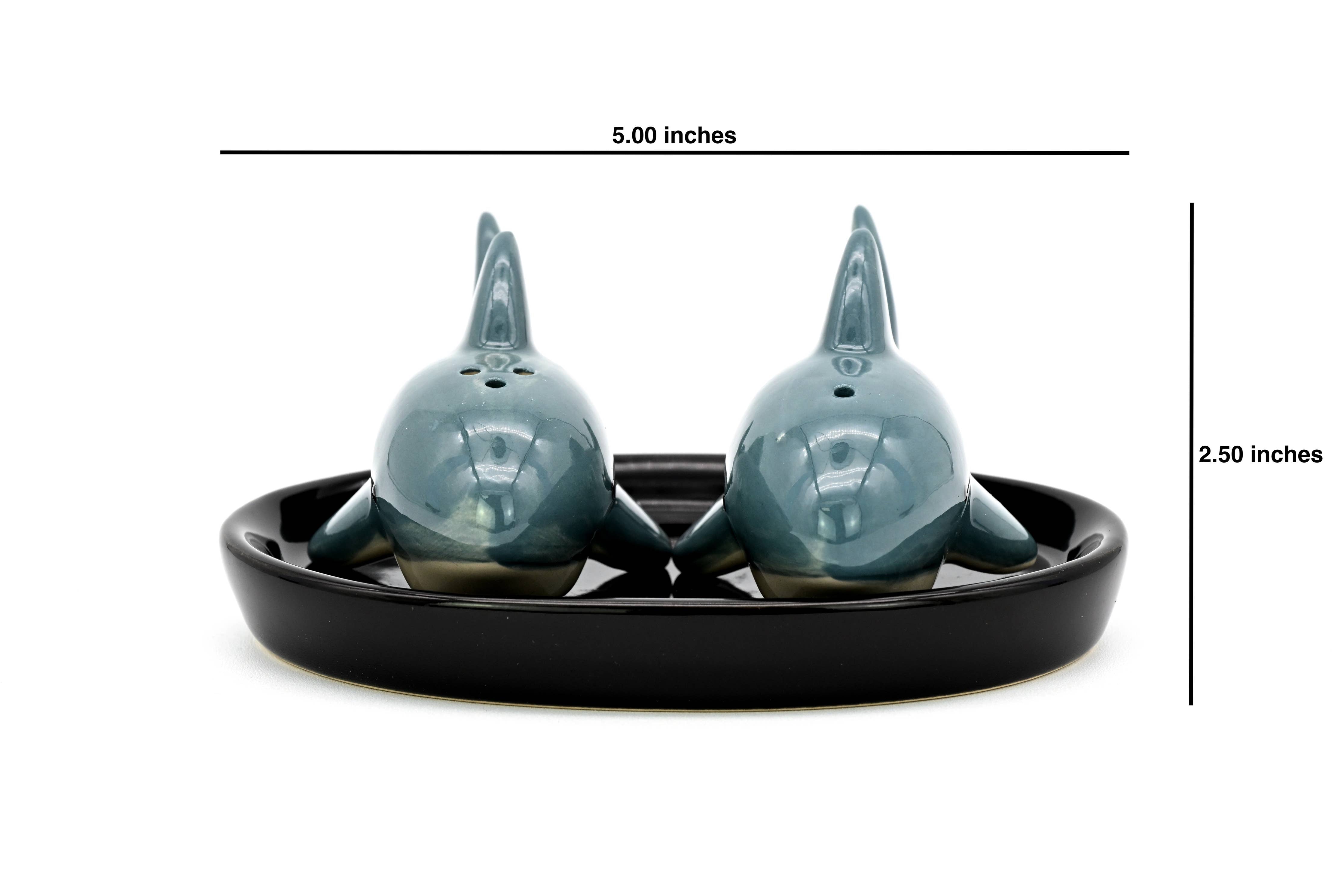 SP917 SALT AND PEPPER SHAKER Shark and black ceramic tray