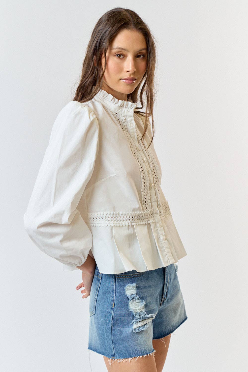 ILT4190 RUFFLE NECK PUFF SLEEVE BUTTON DOWN BLOUSE TOP: OFF WHITE / 100% COTTON / S