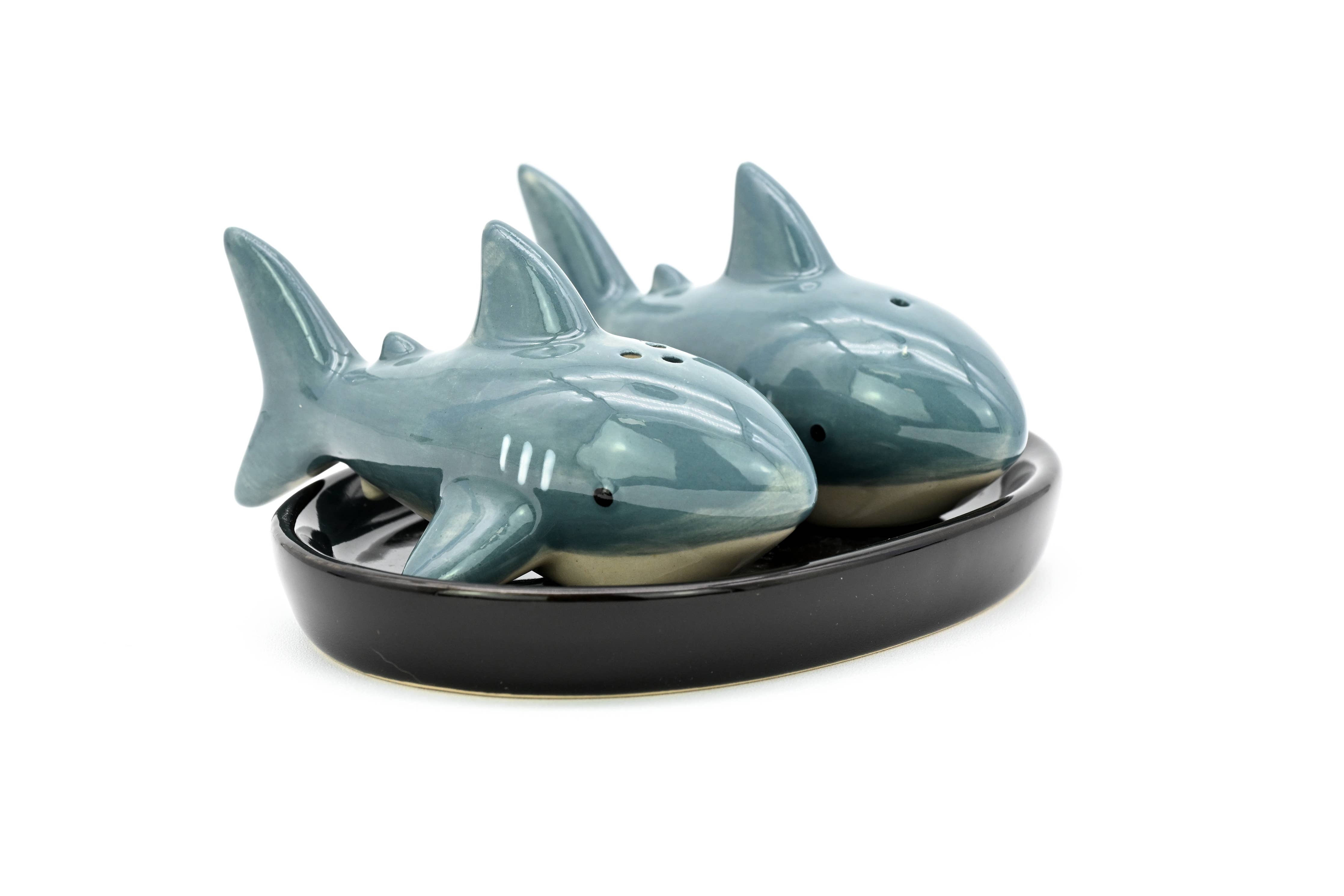 SP917 SALT AND PEPPER SHAKER Shark and black ceramic tray