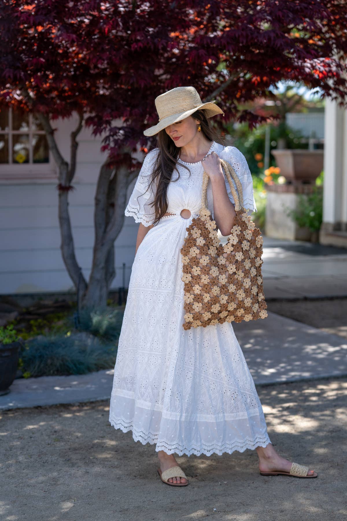 Amalie Two Tone Daisy Flower Crochet Straw Shoulder Bag: Cappuccino & Natural