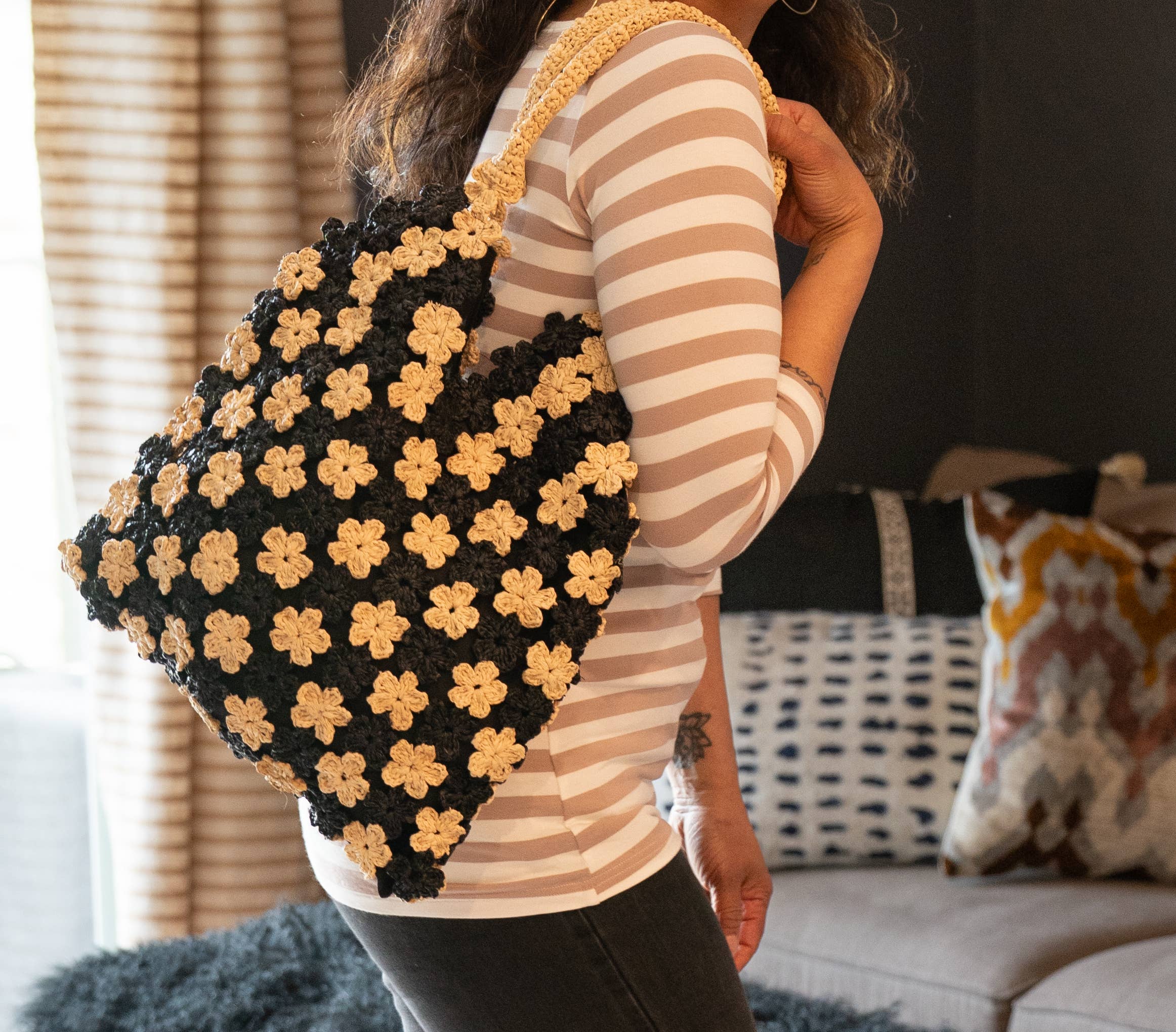 Amalie Two Tone Daisy Flower Crochet Straw Shoulder Bag: Cappuccino & Natural
