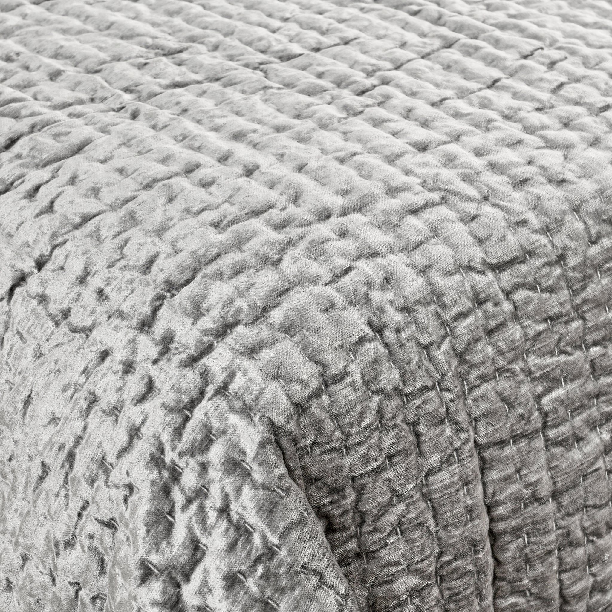Bari - Velvet Quilt - Gray