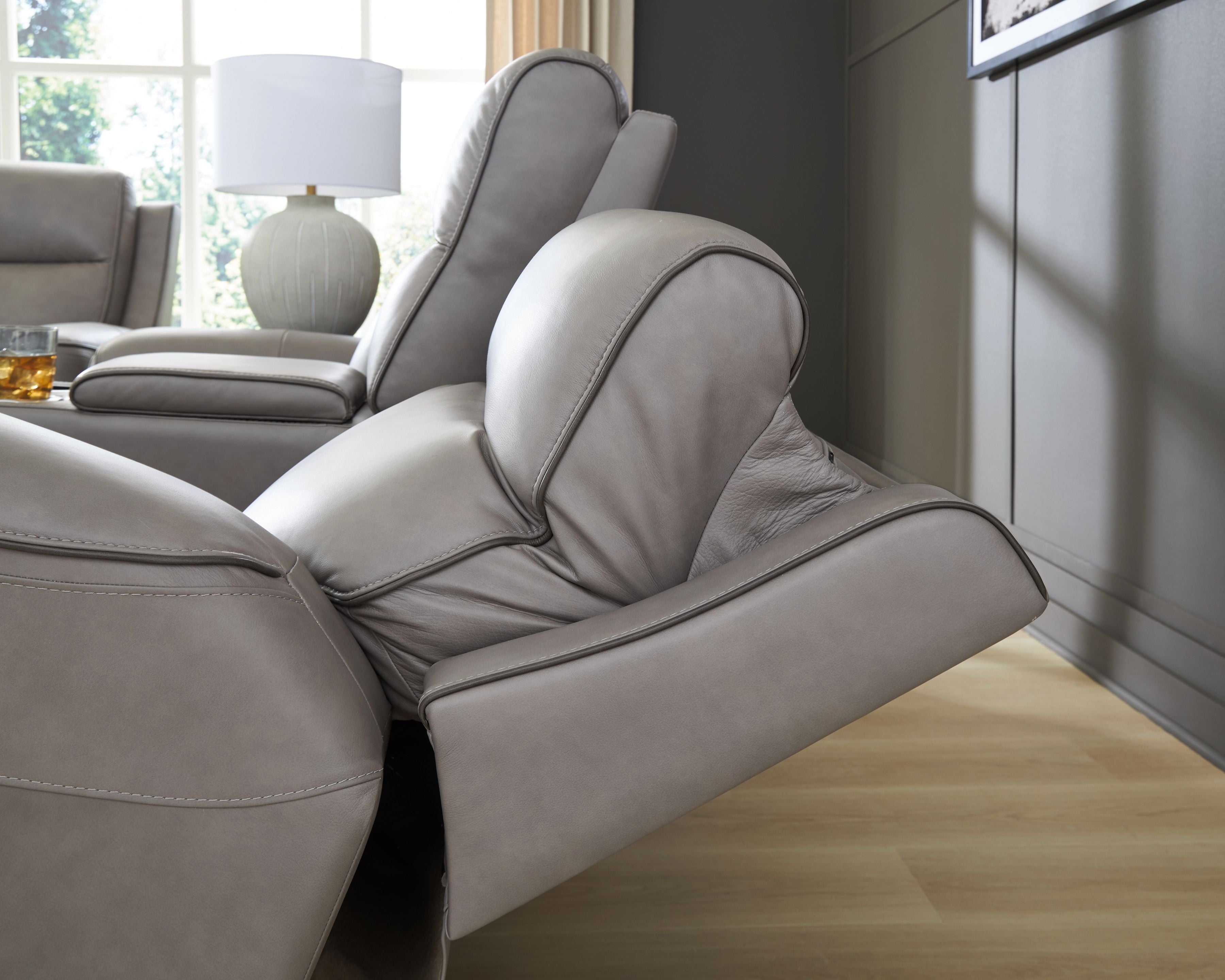 5Z-Comfort - Relaxation - Power Reclining Loveseat with Console / Adj Headrest