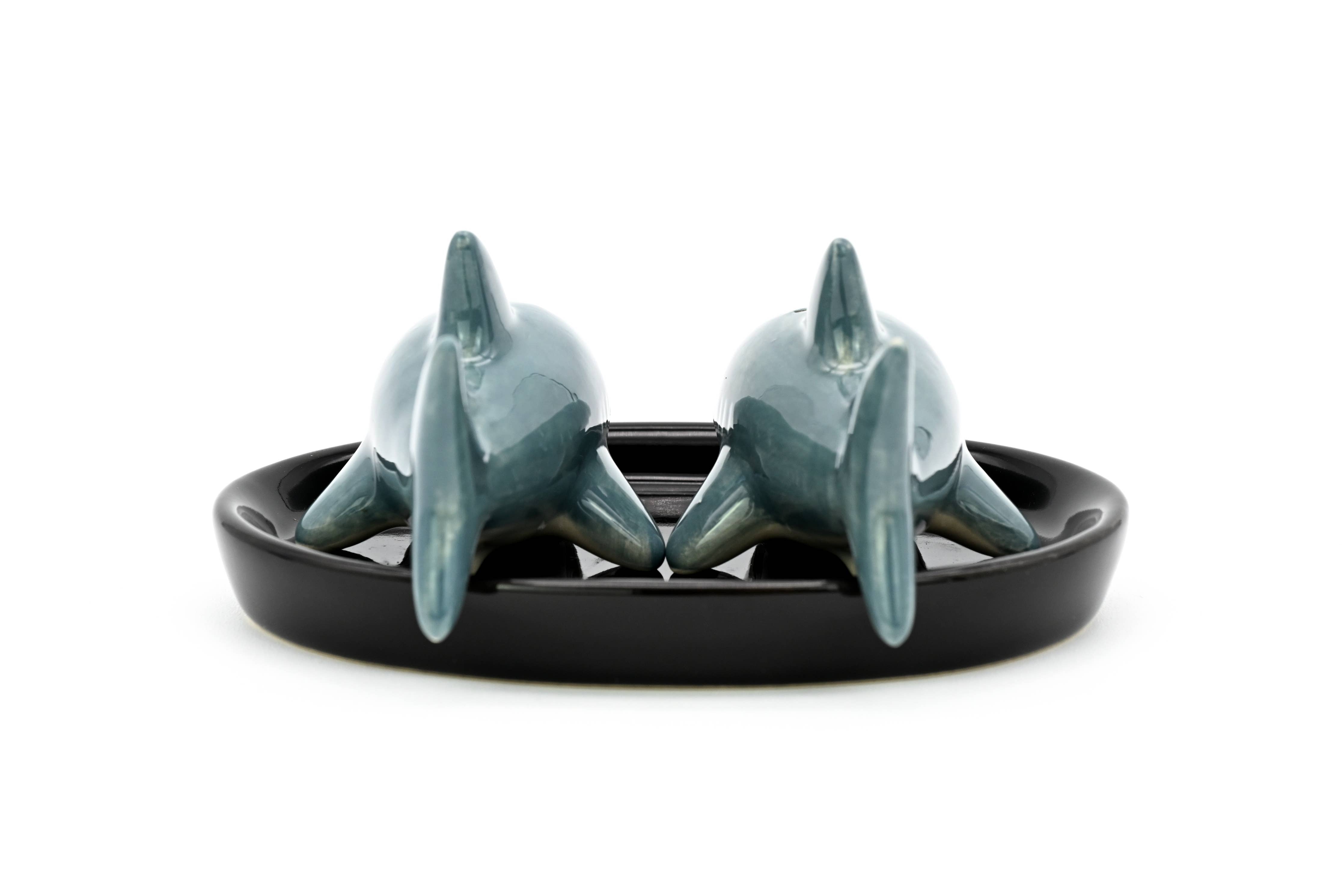 SP917 SALT AND PEPPER SHAKER Shark and black ceramic tray