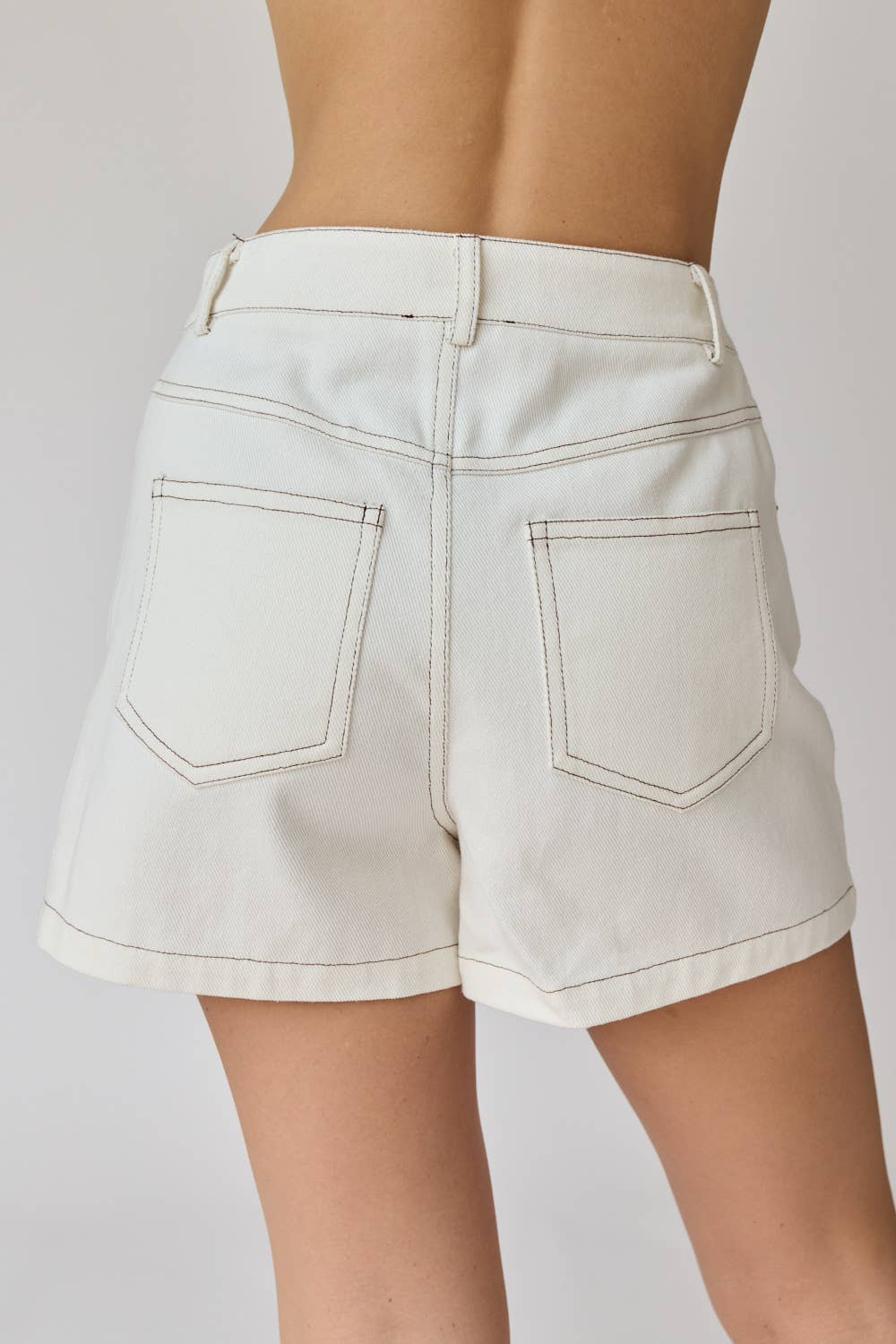 PP18183 - Mila Contrasting Stitch Denim Shorts: L / Black/White