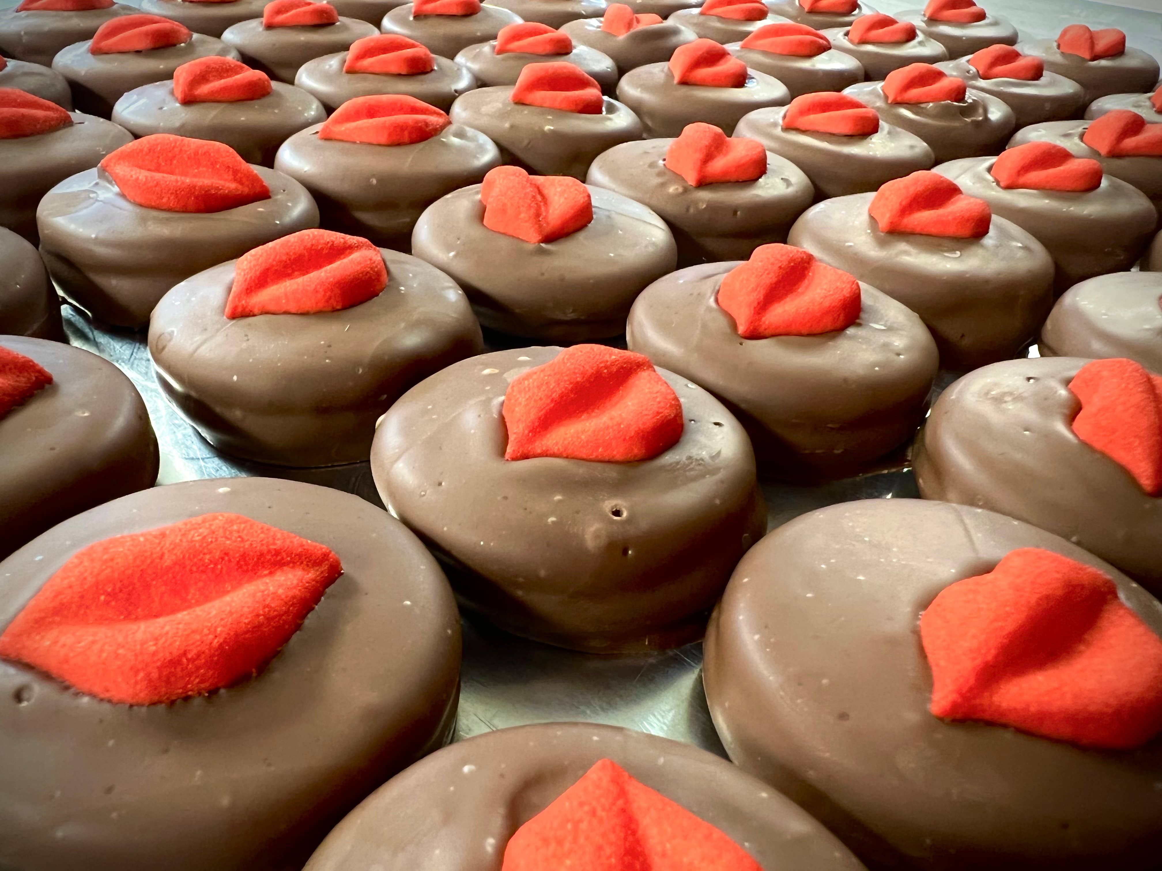 Valentine O’Oreo “Pucker Up Smooch😚Red Lips 👄 ”w/Milk  3pk