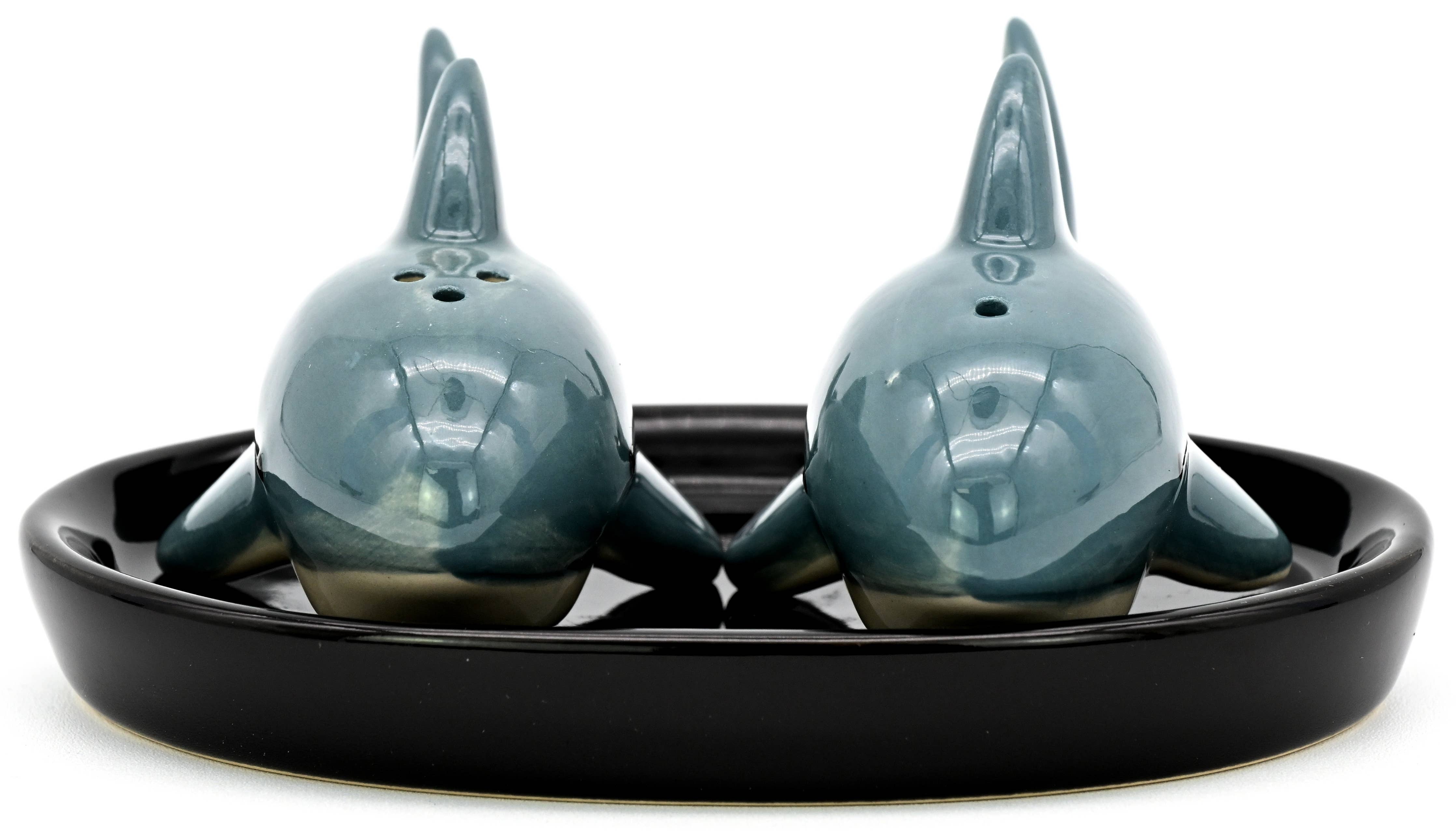 SP917 SALT AND PEPPER SHAKER Shark and black ceramic tray