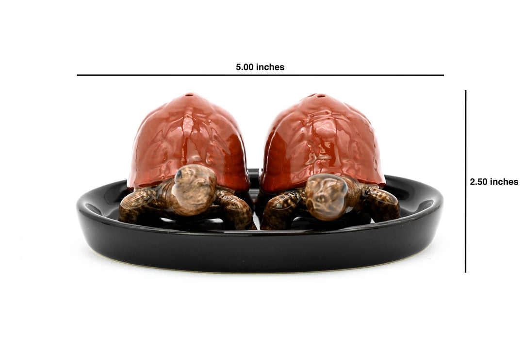 SP906 SALT AND PEPPER SHAKER Turtle and black ceramic tray