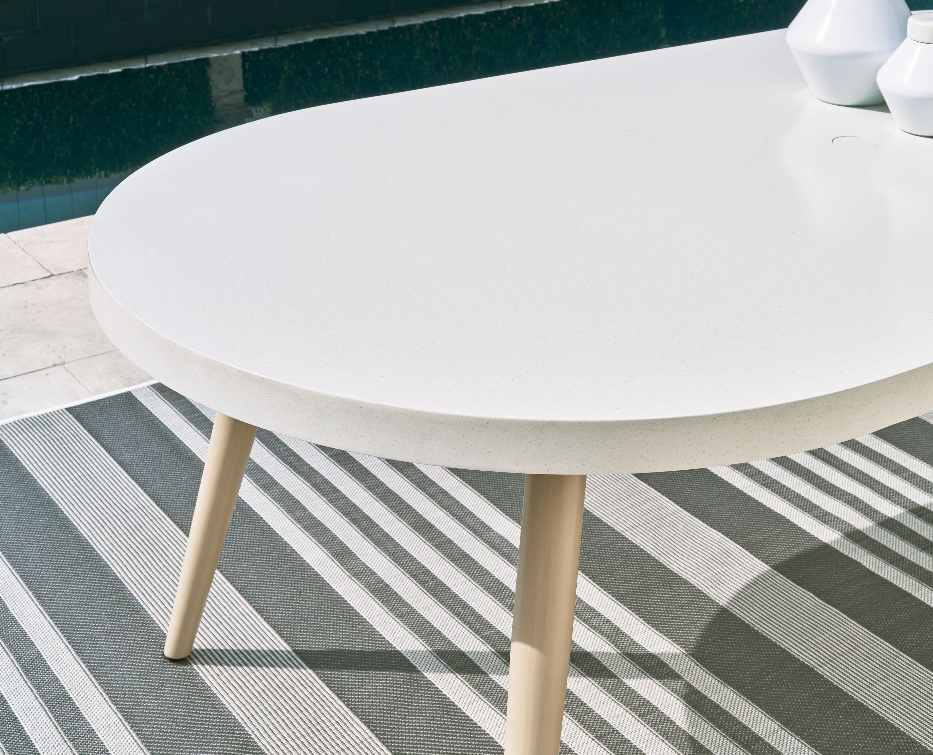 Seton Creek - Oval Dining Table With Umb Opt - White