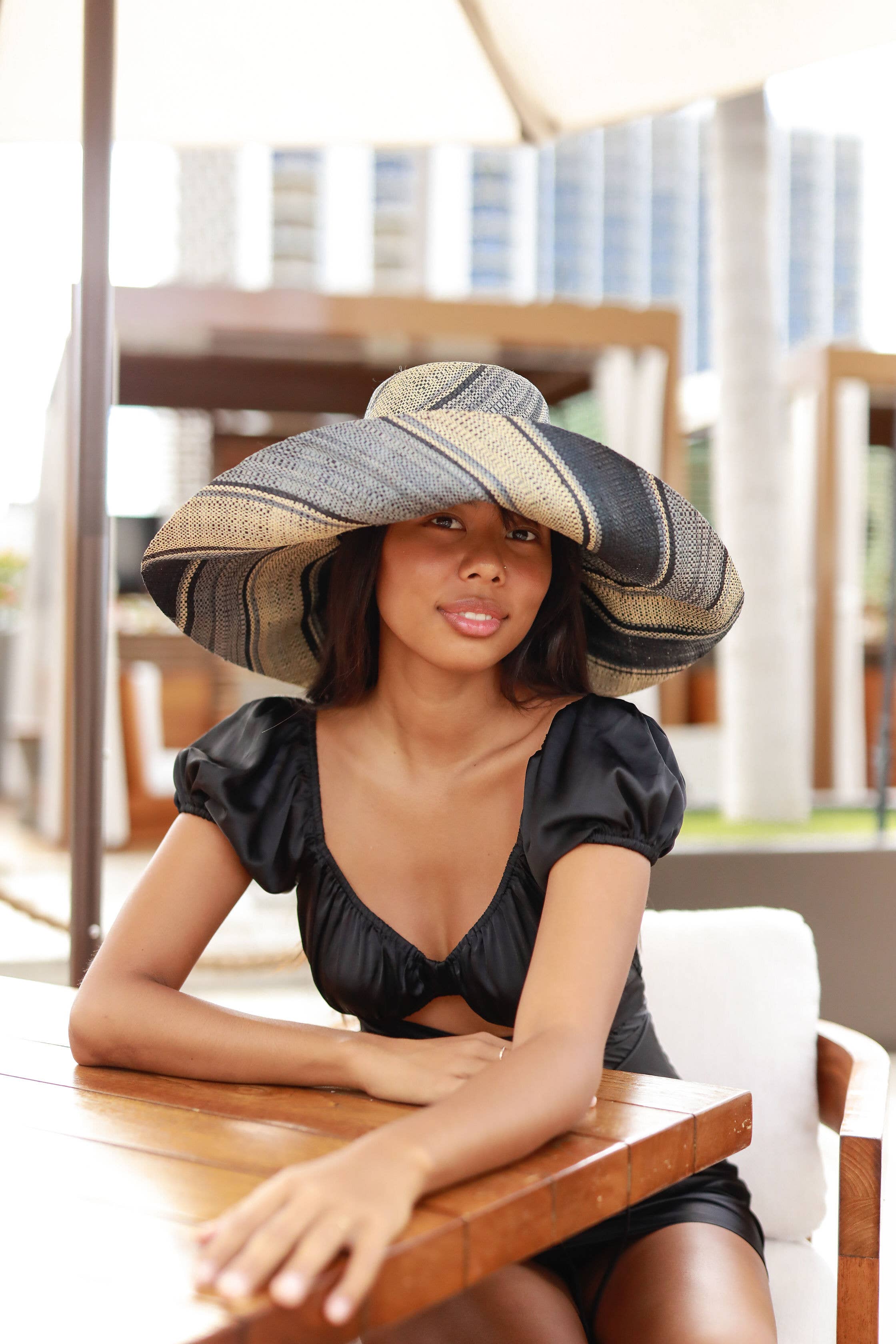 Sun Hats: Colored Stripes Packable 5" & 7" Brim Raffia Straw: 7"Brim / Black Swirl