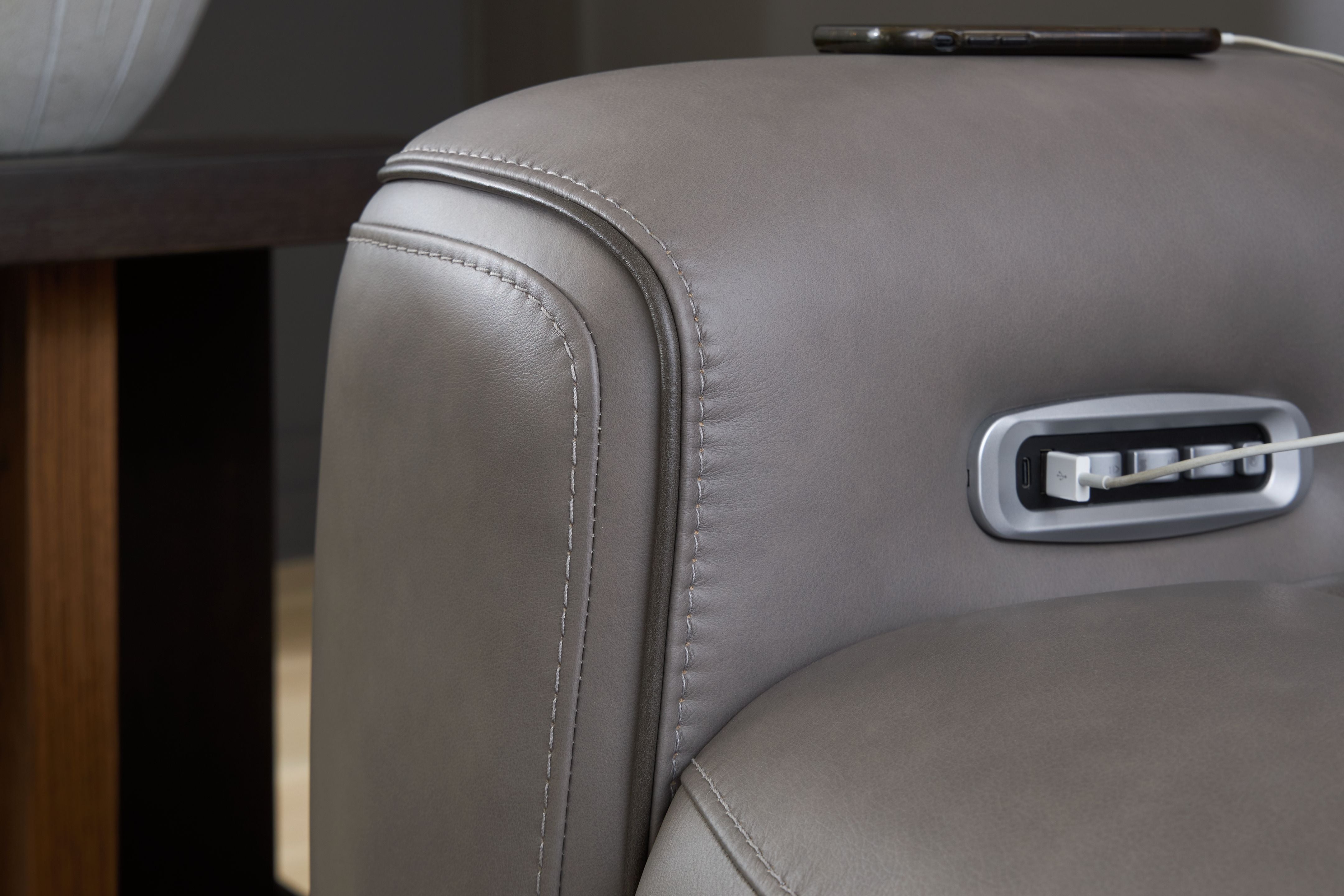 5Z-Comfort - Relaxation - Power Reclining Loveseat with Console / Adj Headrest