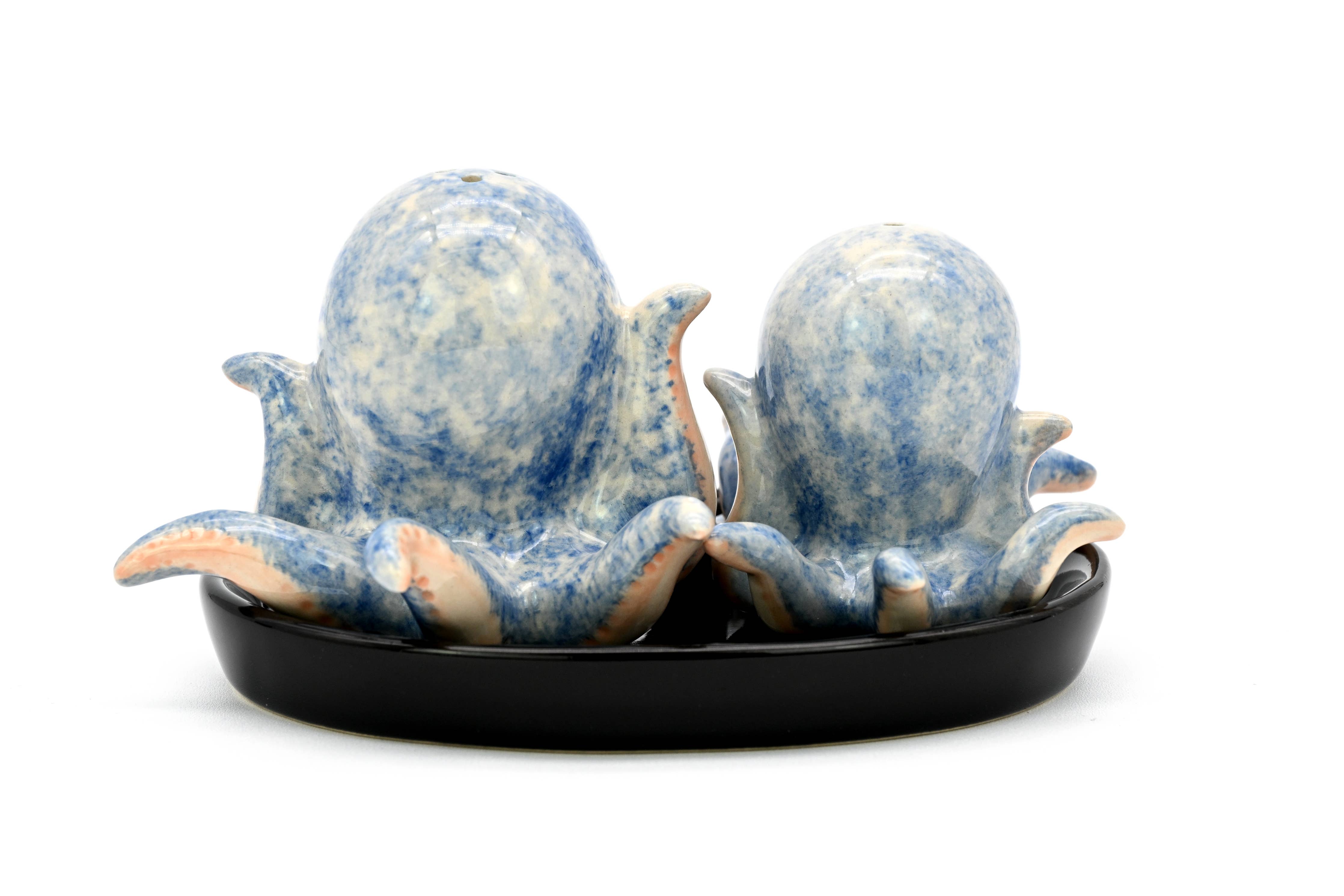SP918 SALT AND PEPPER SHAKER Octopus and black ceramic tray