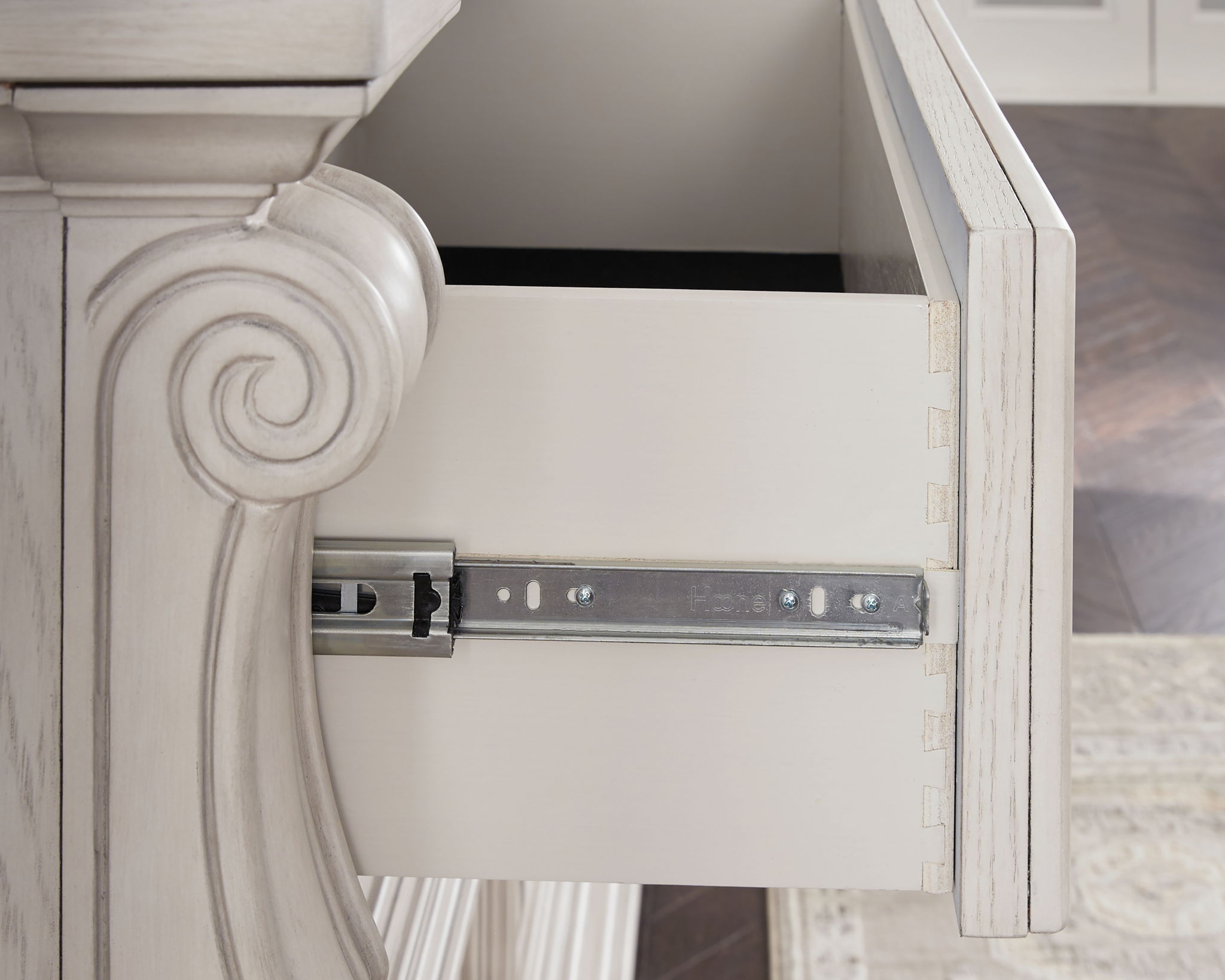 Bruchandi - Dresser