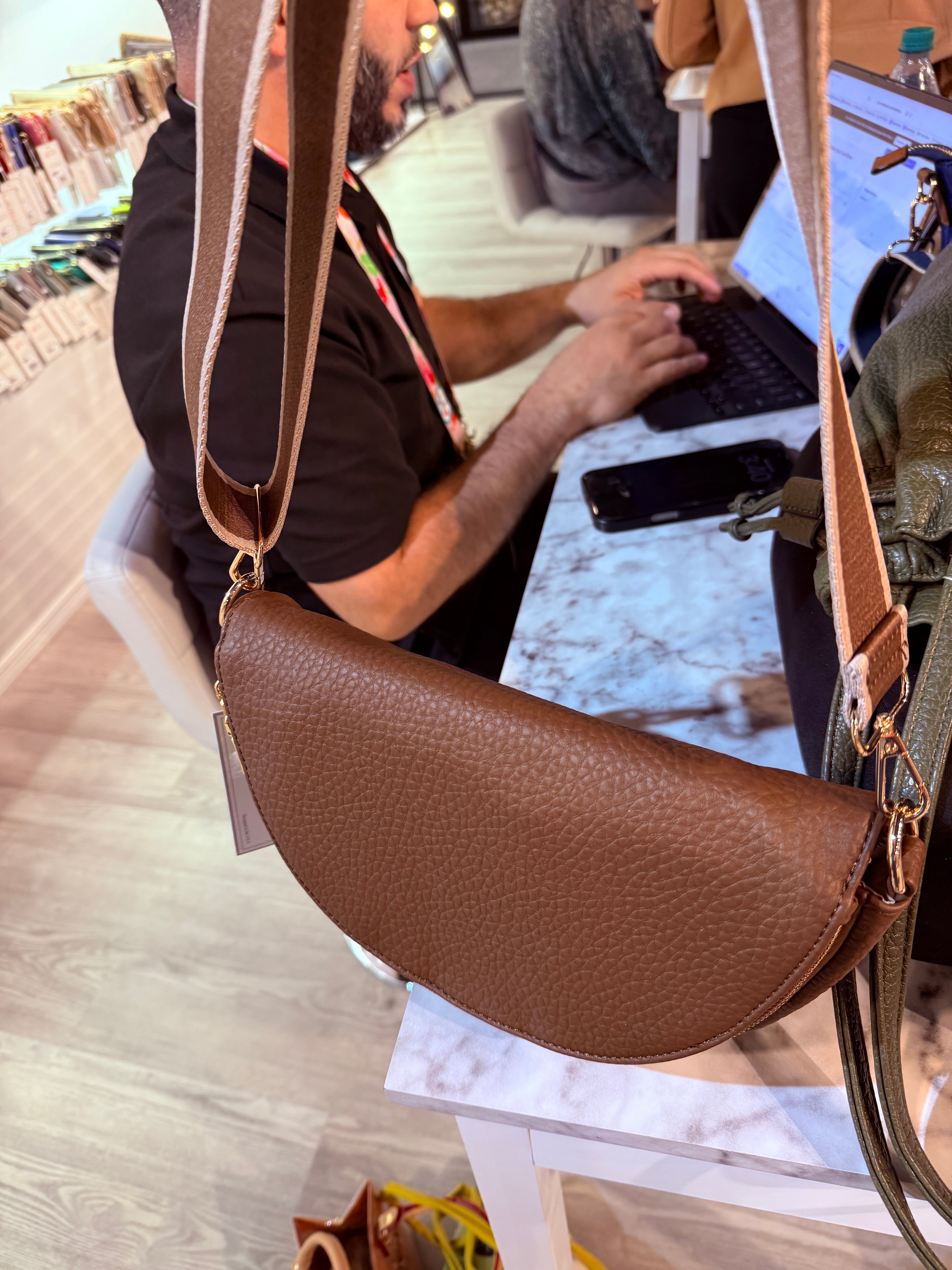 ALESSANDRA CROSSBODY BAG/ CHOCOLATE