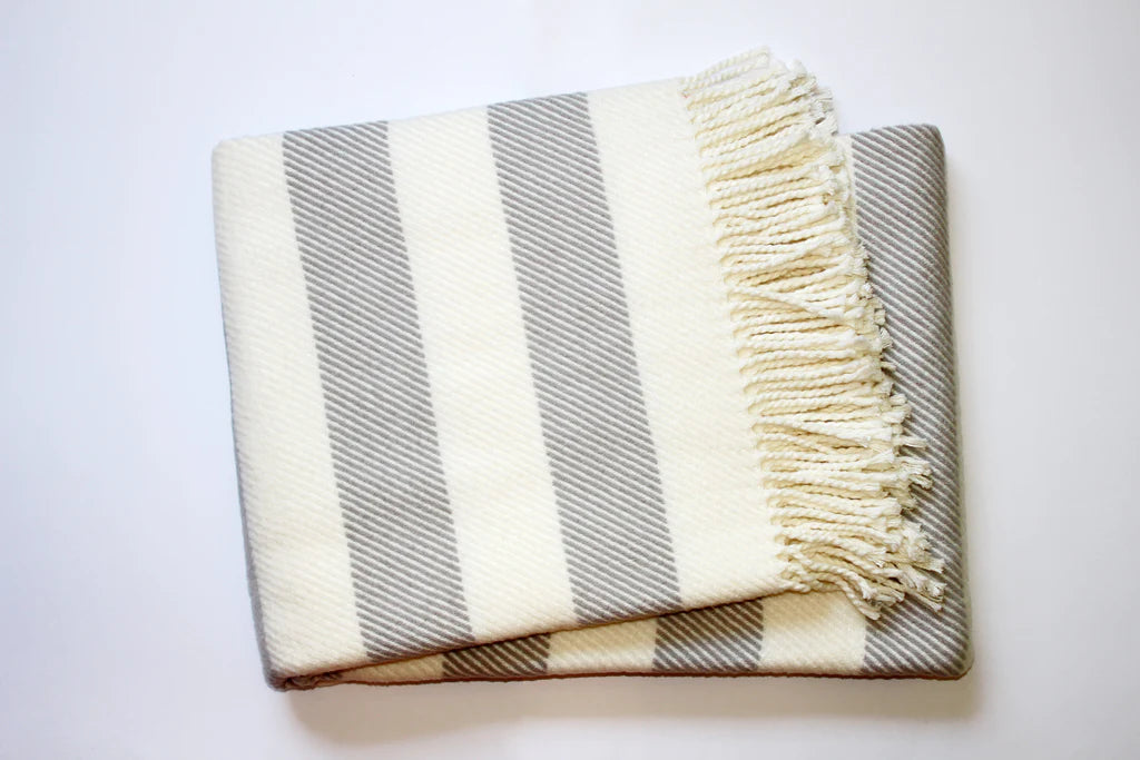 BEACH THROW, THROWS