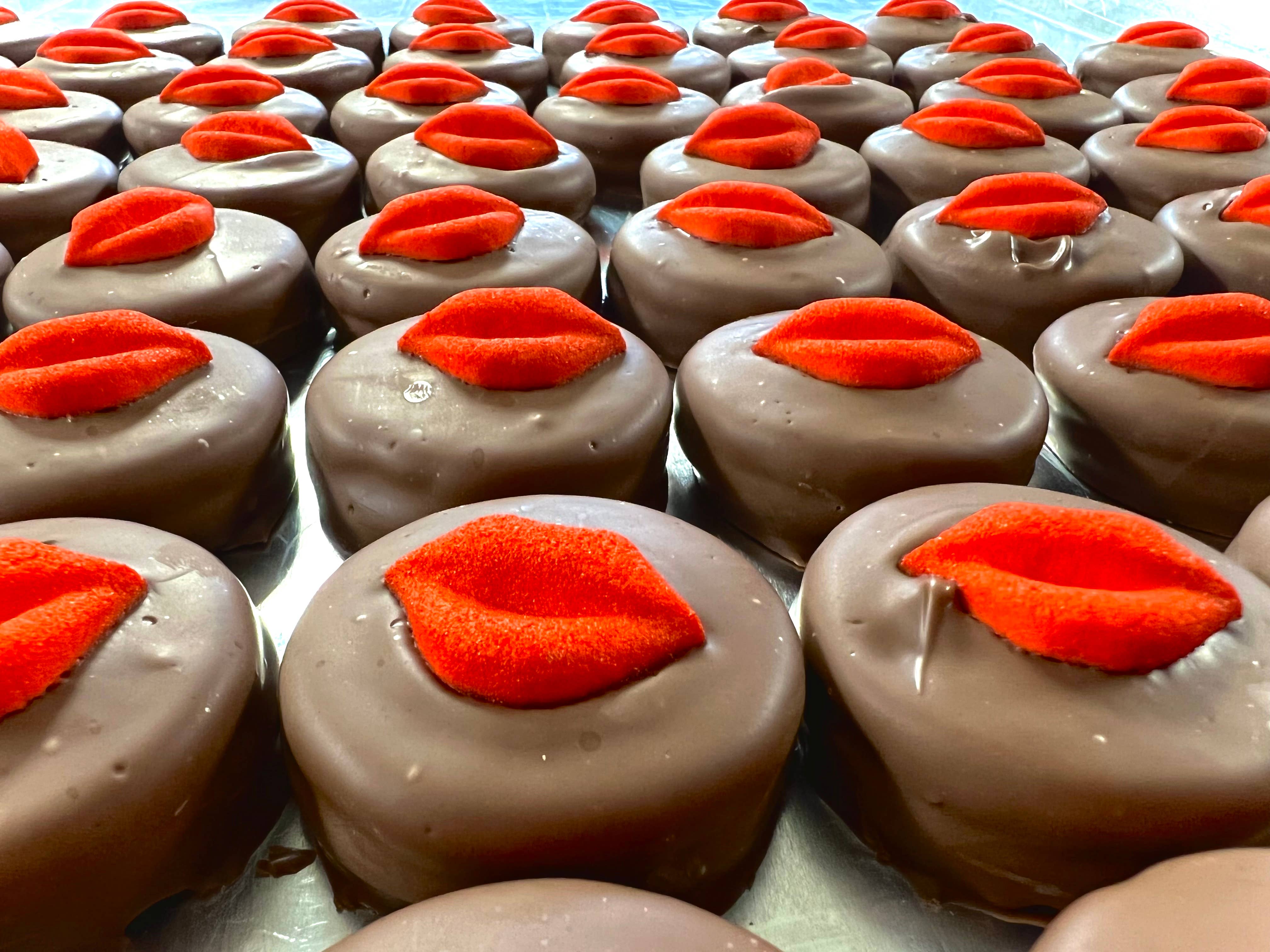 Valentine O’Oreo “Pucker Up Smooch😚Red Lips 👄 ”w/Milk  3pk