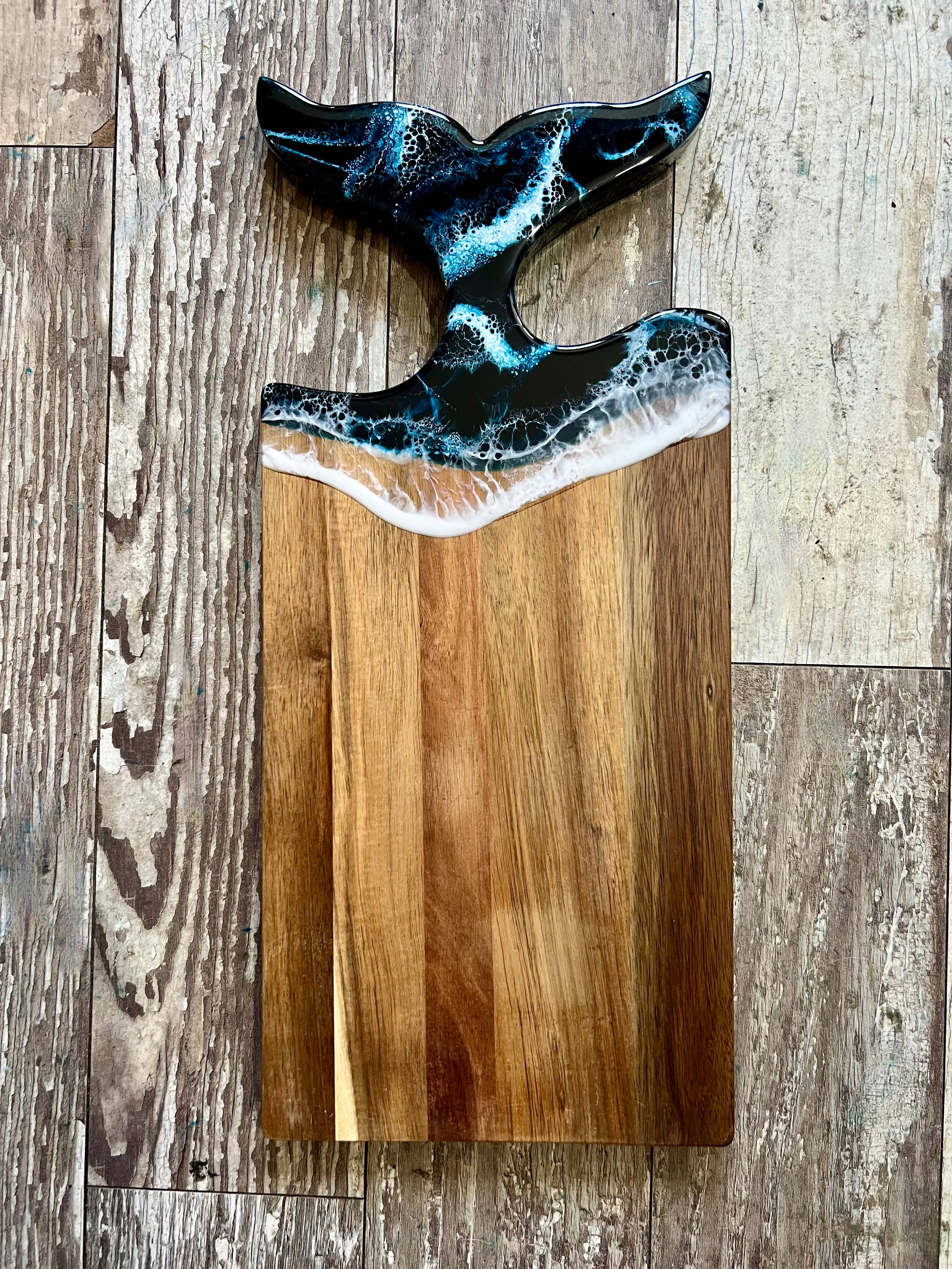 Whale Tail cheese board Acacia Wood: Deep blue