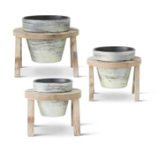 PATINA BLACK FLOWER POT ON WHITEWASH WOOD 9.25"