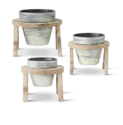 PATINA BLACK FLOWER POT ON WHITEWASH WOOD 6.5"